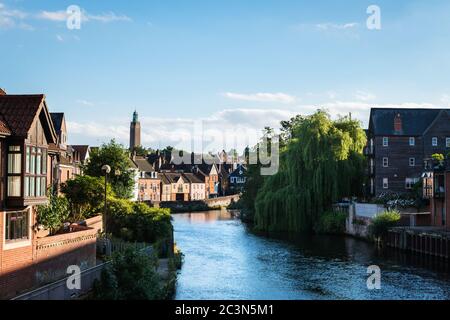 Traditionelle Häuser am Fluss Wensum in Norwich in der Abenddämmerung, Norfolk. Stockfoto