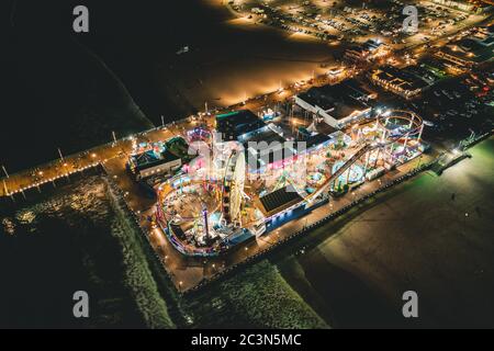 Circa November 2019: Santa Monica Pier bei Nacht in super bunten Lichtern aus der Perspektive der Luftdrohne in Los Angeles, Kalifornien Stockfoto