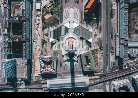 Atemberaubende Luft von oben Blick auf Berlin Alexanderplatz TV-Turm in schönem Tageslicht Stockfoto