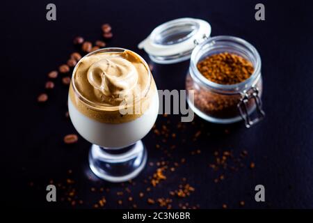 Dalgona Coffee - Schlagsahne Instant-Kaffee-Mousse im Glas Stockfoto