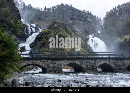 Latefossen Wasserfall, einzigartiger Wasserfall mit Steinbrücke. Zwillingswasserfall im Odda-Tal, Gemeinde Ullensvang im Vestland County, Norwegen Stockfoto