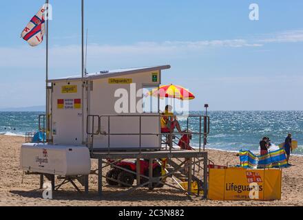 Bournemouth, Dorset, Großbritannien. Juni 2020. An einigen Stränden von Bournemouth sind RNLI-Rettungsschwimmer wieder im Einsatz, da die Temperaturen in der Woche für eine kleine Hitzewelle ansteigen, die Massen an die Strände locken wird. RNLI Lifeguard wacht an der Rettungsschwimmer-Kiosk-Hütte im Dienst. Quelle: Carolyn Jenkins/Alamy Live News Stockfoto