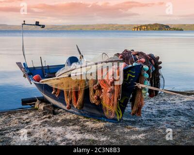 Traditionelle Fischerboot dockte am Marta Strand, einem kleinen mittelalterlichen Dorf am Bolsena Seeufer, Viterbo Provinz, Latium, Italien Stockfoto