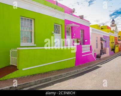 Atemberaubende Aussicht auf die farbigen Häuser des Bo Kaap Distrikts, eines der typischsten Viertel in Kapstadt, Südafrika Stockfoto