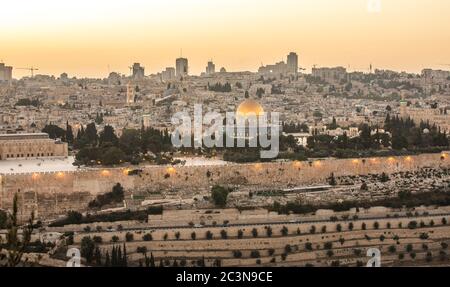 Panorama von Jerusalem vom Ölberg bei Sonnenuntergang, Israel Stockfoto