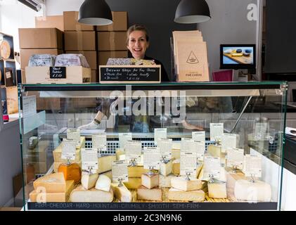 Svetlana Kukharchuk, Affineur und Inhaberin des Cheese Lady Cheesemonger-Shops an der Käsetheke, Haddington, East Lothian, Schottland, UK Stockfoto