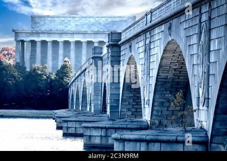 Das Lincoln Memorial und die Arlington Memorial Bridge, die sich vom Mount Vernon Trail über den Potomac River bis nach Washington DC erstrecken Stockfoto