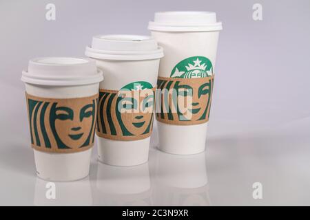 Starbucks Tassen - Starbucks Trinkbecher - Starbucks Takeway Tassen - Starbucks Take Away Tassen auf einem weißen hellen Tisch Stockfoto
