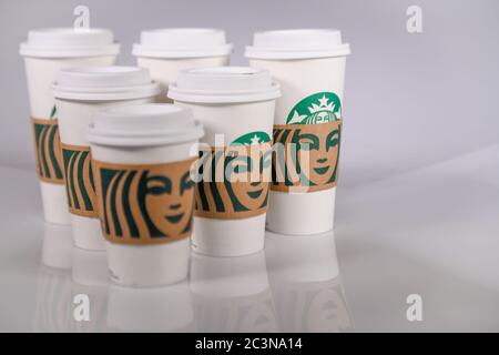 Starbucks Tassen - Starbucks Trinkbecher - Starbucks Takeway Tassen - Starbucks Take Away Tassen auf einem weißen hellen Tisch Stockfoto