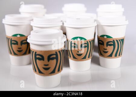 Starbucks Tassen - Starbucks Trinkbecher - Starbucks Takeway Tassen - Starbucks Take Away Tassen auf einem weißen hellen Tisch Stockfoto