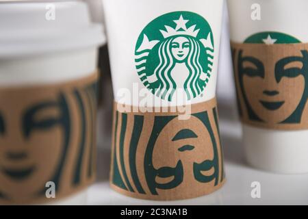 Starbucks Tassen - Starbucks Trinkbecher - Starbucks Takeway Tassen - Starbucks Take Away Tassen auf einem weißen hellen Tisch Stockfoto