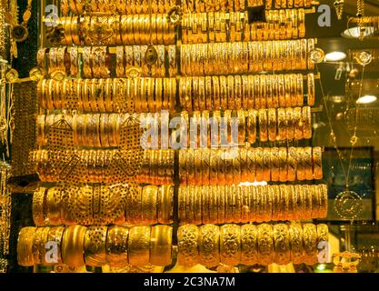 Zeilen aus Gold Armbänder als Hintergrund in ein Juweliergeschäft auf der Grand Bazaar. Istanbul, Türkei Stockfoto