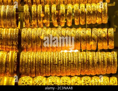 Zeilen aus Gold Armbänder als Hintergrund in ein Juweliergeschäft auf der Grand Bazaar. Istanbul, Türkei Stockfoto