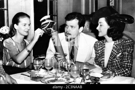 ORSON WELLES feiert mit seiner ersten Frau VIRGINIA NICOLSON WELLES (links) und der Schauspielerin DANA DALE am 4. Juli 1939 den Unabhängigkeitstag im Astor Hotel Roof Garden in New York Stockfoto