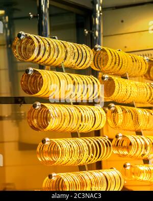 Zeilen aus Gold Armbänder als Hintergrund in ein Juweliergeschäft auf der Grand Bazaar. Istanbul, Türkei Stockfoto