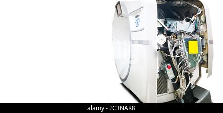 Nach der Reparatur und Überprüfung des CT-Scanners, der sich im Inneren des CT-Scanners befindet, zeigt der Wartungstechniker die Maschine. Stockfoto