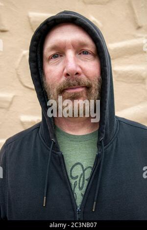 Ein Mann macht einen Spaziergang in einem Viertel von San Francisco. Stockfoto