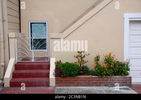 Es gibt viele verschiedene Stile von Türen, Treppen und Stöpel für Häuser in San Francisco, CA. Stockfoto