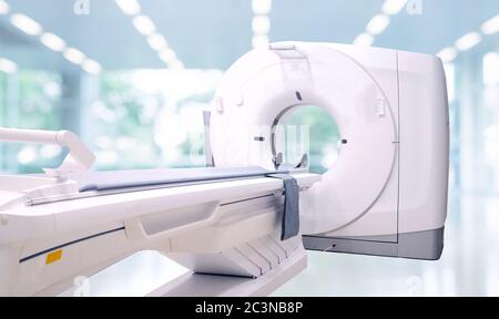 CT-Scanner mit mehreren Detektoren (Computertomographie) auf unscharfem Hintergrund im Krankenhauszimmer. Stockfoto