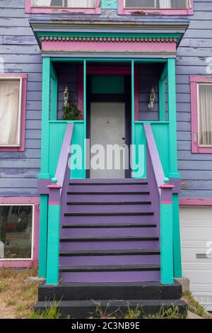 Es gibt viele verschiedene Stile von Türen, Treppen und Stöpel für Häuser in San Francisco, CA. Stockfoto