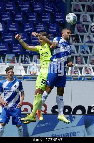 Darmstadt, Deutschland. Juni 2020. Fußball: 2. Bundesliga, Darmstadt 98 - SV Wehen Wiesbaden, 33. Spieltag Darmstadts Victor Palsson (r) im Duell mit Stefan Aigner (M) aus Wiesbaden. Kredit: Hasan Bratic/dpa - WICHTIGER HINWEIS: Gemäß den Bestimmungen der DFL Deutsche Fußball Liga und des DFB Deutscher Fußball-Bund ist es untersagt, im Stadion und/oder aus dem Spiel aufgenommene Aufnahmen in Form von Sequenzbildern und/oder videoähnlichen Fotoserien zu nutzen oder auszunutzen./dpa/Alamy Live News Stockfoto