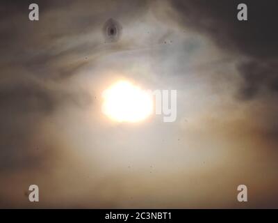 Manila, Philippinen. Juni 2020. Sonnenfinsternis die Zuschauer am Manila Baywalk waren von einem ungewöhnlichen Wetterereignis während der ringförmigen Sonnenfinsternis überrascht: Während sich die Finsternis entfaltete, überschüttete starker Regenguss die heiße und feuchte Umgebung von Manila und nach dem Regen, ein dramatischer Regenbogen um die Sonne, genannt Halo, zieht bezaubernde Aussicht in den Himmel. (Foto von Sherbien Dacalanio/Pacific Press) Quelle: Pacific Press Agency/Alamy Live News Stockfoto