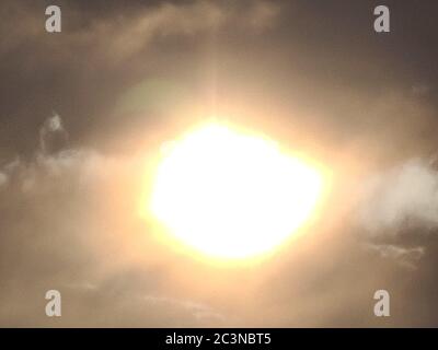 Manila, Philippinen. Juni 2020. Sonnenfinsternis die Zuschauer am Manila Baywalk waren von einem ungewöhnlichen Wetterereignis während der ringförmigen Sonnenfinsternis überrascht: Während sich die Finsternis entfaltete, überschüttete starker Regenguss die heiße und feuchte Umgebung von Manila und nach dem Regen, ein dramatischer Regenbogen um die Sonne, genannt Halo, zieht bezaubernde Aussicht in den Himmel. (Foto von Sherbien Dacalanio/Pacific Press) Quelle: Pacific Press Agency/Alamy Live News Stockfoto