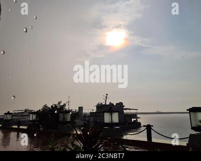 Manila, Philippinen. Juni 2020. Sonnenfinsternis die Zuschauer am Manila Baywalk waren von einem ungewöhnlichen Wetterereignis während der ringförmigen Sonnenfinsternis überrascht: Während sich die Finsternis entfaltete, überschüttete starker Regenguss die heiße und feuchte Umgebung von Manila und nach dem Regen, ein dramatischer Regenbogen um die Sonne, genannt Halo, zieht bezaubernde Aussicht in den Himmel. (Foto von Sherbien Dacalanio/Pacific Press) Quelle: Pacific Press Agency/Alamy Live News Stockfoto