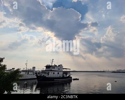 Manila, Philippinen. Juni 2020. Wolken, die die ringförmige Sonnenfinsternis bedecken, schaffen eine bezaubernde Aussicht (Foto: Sherbien Dacalanio/Pacific Press) Quelle: Pacific Press Agency/Alamy Live News Stockfoto