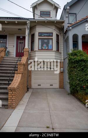 Es gibt viele verschiedene Stile von Türen, Treppen und Stöpel für Häuser in San Francisco, CA. Stockfoto