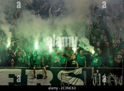 BUDAPEST, UNGARN - 20. JUNI: Ultras of Ferencvarosi TC (auch bekannt als Green Monsters) Light Facters während des ungarischen OTP Bank Liga-Spiels zwischen Ferencvarosi TC und Ujpest FC in der Groupama Arena am 20. Juni 2020 in Budapest, Ungarn. Ab 18. Juni 2020 ist die Teilnahme an Fußballveranstaltungen in Ungarn nicht beschränkt. Stockfoto