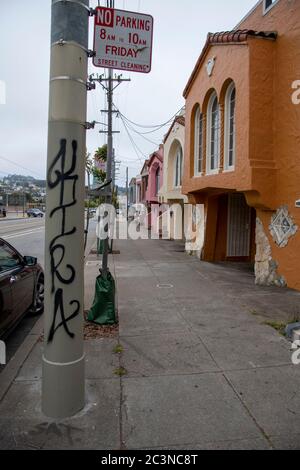 Es gibt viele verschiedene Stile von Türen, Treppen und Stöpel für Häuser in San Francisco, CA. Stockfoto