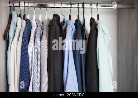 Kleidung auf Kleiderbügel im Schrank Stockfoto