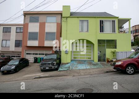 Es gibt viele verschiedene Stile von Türen, Treppen und Stöpel für Häuser in San Francisco, CA. Stockfoto