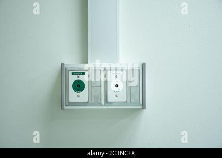 Medizinische Rohrleitung, selektiver Fokus medizinischen Sauerstoff und Vakuum-Stecker auf weißem Wandhintergrund. Stockfoto