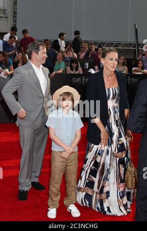 Matthew Broderick und Sarah Jessica Parker posieren mit ihrem Sohn James Broderick bei der New Yorker Premiere von 'Harry Potter and the Deathly Hallows: Part Stockfoto