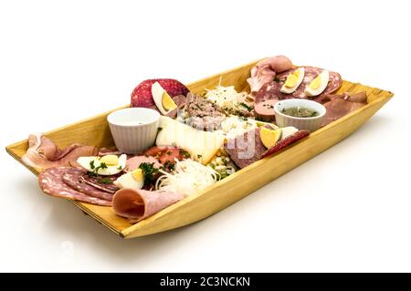 Rustikale Wurstplatte mit gesalzenem und geschnittenem Fleisch Stockfoto