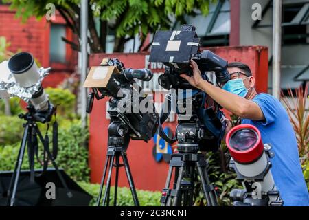 Manila. Juni 2020. Ein Kameramann nimmt am 21. Juni 2020 ein Video der partiellen Sonnenfinsternis in Manila auf den Philippinen auf. Quelle: Rouelle Umali/Xinhua/Alamy Live News Stockfoto