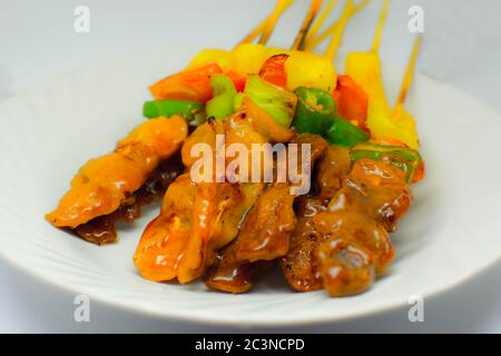 Spieß Satz von rotem Fleisch und Gemüse auf weißem Hintergrund. Stockfoto