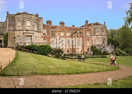 Vorderfront des National Trust Herrenhauses Mottisfont Abbey mit Besuchern wandern entlang der Wege Stockfoto