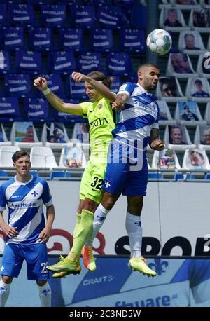 Darmstadt, Deutschland. Juni 2020. Fußball: 2. Bundesliga, Darmstadt 98 - SV Wehen Wiesbaden, 33. Spieltag Darmstadts Victor Palsson (r) im Duell mit Stefan Aigner (M) aus Wiesbaden. Kredit: Hasan Bratic/dpa - WICHTIGER HINWEIS: Gemäß den Bestimmungen der DFL Deutsche Fußball Liga und des DFB Deutscher Fußball-Bund ist es untersagt, im Stadion und/oder aus dem Spiel aufgenommene Aufnahmen in Form von Sequenzbildern und/oder videoähnlichen Fotoserien zu nutzen oder auszunutzen./dpa/Alamy Live News Stockfoto