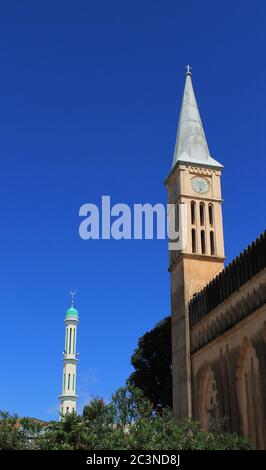 Christ Church Cathedral und benachbarte Moschee in Stonetown, Sansibar Stockfoto