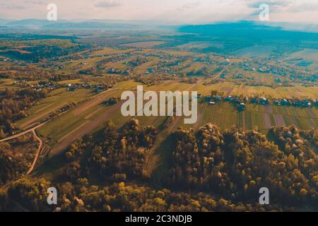 Luftaufnahme eines ukrainischen Dorfes im Zentrum Europas. Schöne Landschaft des Weilers Trostjanez in der Region Ivano-Frankiwsk. Stockfoto
