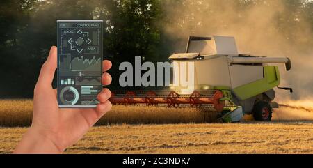 Farmer mit digitalem Tablet steuert einen autonomen Traktor und eine Drohne auf einer intelligenten Farm Stockfoto