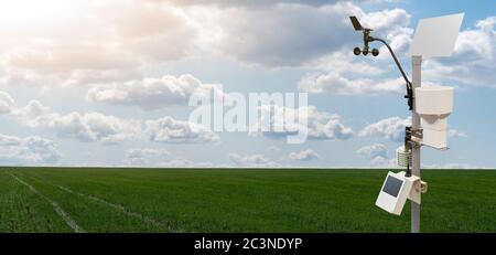 Wetterstation auf einem Weizenfeld. Präzisionsgeräte für die Landwirtschaft Stockfoto