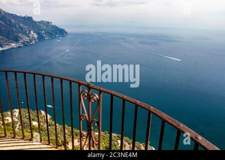 14. Oktober 2018 - Ravello, Kampanien, Italien - das spektakuläre Panorama, das von der Terrasse der Unendlichkeit, in der Villa Cimbrone, auf der bewundert werden kann Stockfoto