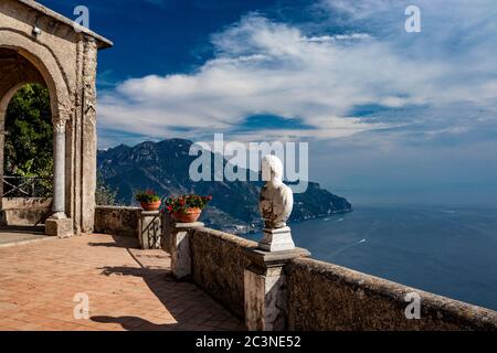 14. Oktober 2018 - Ravello, Kampanien, Italien - das spektakuläre Panorama, das von der Terrasse der Unendlichkeit, in der Villa Cimbrone, auf der bewundert werden kann Stockfoto