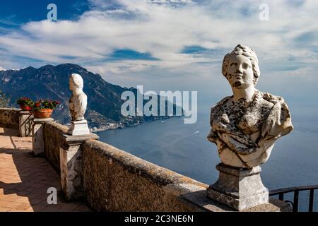 14. Oktober 2018 - Ravello, Kampanien, Italien - das spektakuläre Panorama, das von der Terrasse der Unendlichkeit, in der Villa Cimbrone, auf der bewundert werden kann Stockfoto