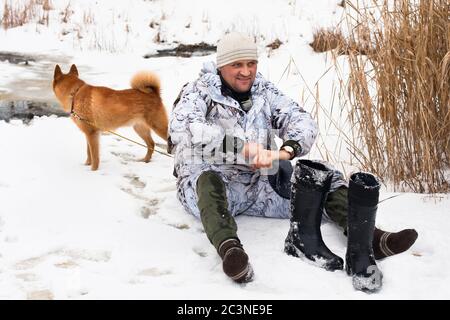 jäger mit nassen Füßen auf der Jagd nach Biber Stockfoto