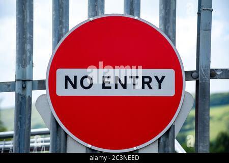 Ein No-Entry-Schild an einem Stahlzaun an einem Industriestandort. Stockfoto